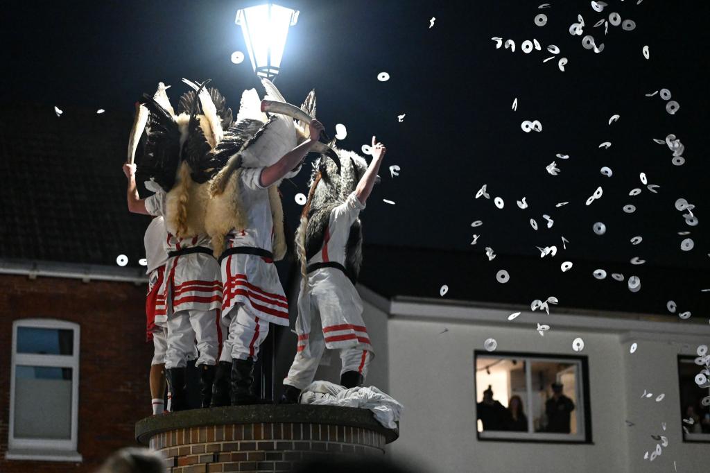 Das Klaasohm-Fest auf Borkum gehört seit Generationen für die Inselbewohner zum Höhepunkt des Jahres. - Foto: Lars Penning/dpa