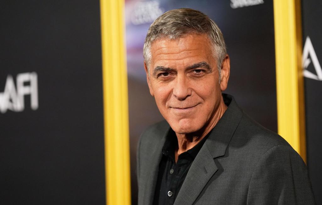 George Clooney lebt mit seiner Familie in Frankreich. (Archivbild) - Foto: Chris Pizzello/Invision/AP/dpa