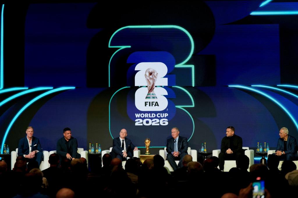 Im Kreise von Fußball-Legenden wie Ronaldo (Zweiter von links) präsentierte FIFA-Chef Infantino (Dritter von links) den Spielplan. - Foto: Chris Carlson/AP/dpa