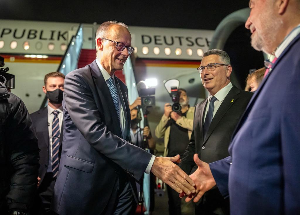 Der Kanzler ist zu seinem Antrittsbesuch in Israel eingetroffen. - Foto: Michael Kappeler/dpa