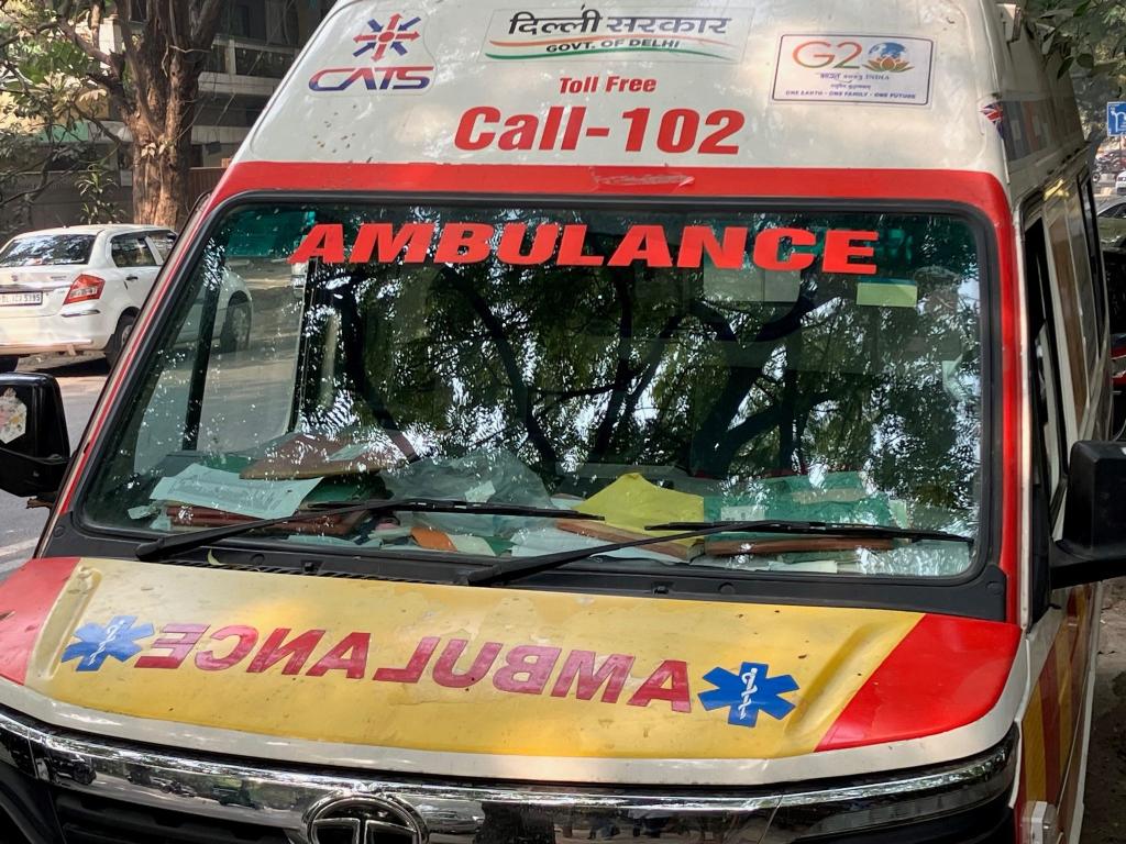 Ein indischer Krankenwagen steht am Straßenrand. (Symbolbild) - Foto: Dirk Godder/dpa