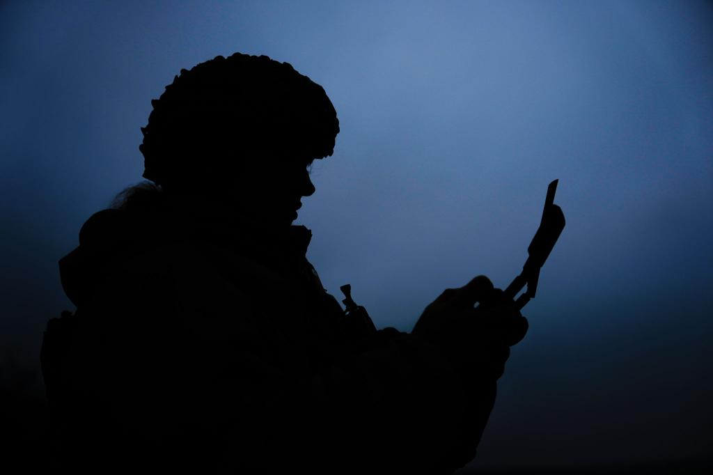 Auch wenn auf politischer Ebene über Frieden für die Ukraine gesprochen wird, gehen am Boden die Kämpfe weiter. - Foto: Julia Demaree Nikhinson/AP/dpa