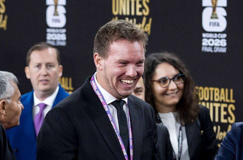 Julian Nagelsmann lacht auf seinem Weg zur Auslosung. - Foto: Koen Van Weel/ANP/dpa