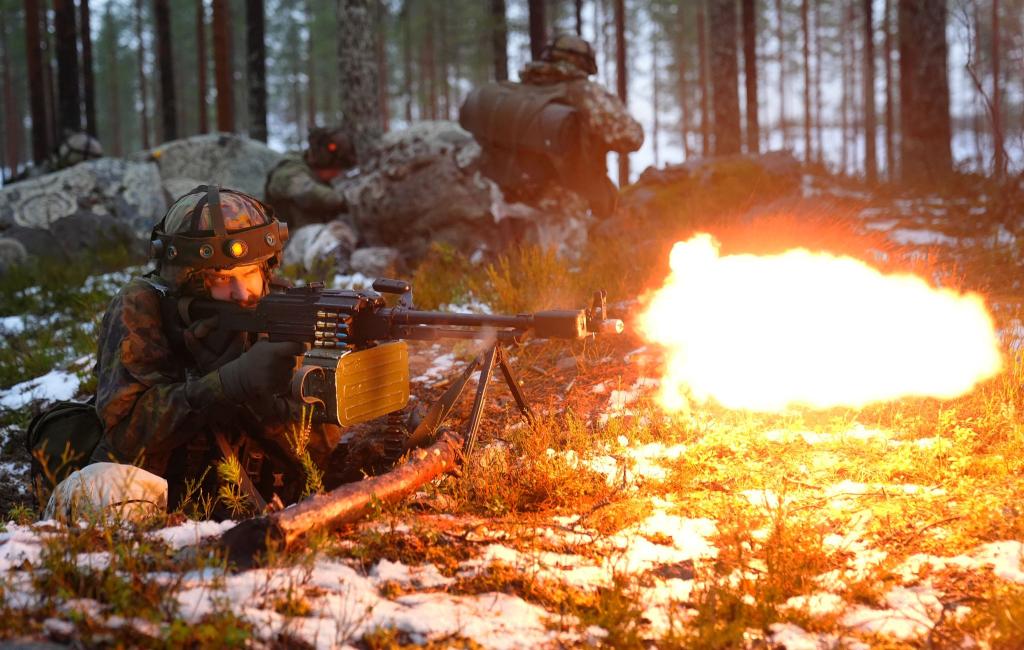 Abwehrbereit - die finnische Armee übt an der Nato-Grenze zu Russland. - Foto: Owen Humphreys/PA Wire/dpa