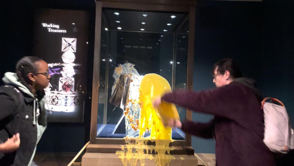 Aktivisten beschmieren die Vitrine, in der die Krone ist. - Foto: Take Back Power/PA Media/dpa