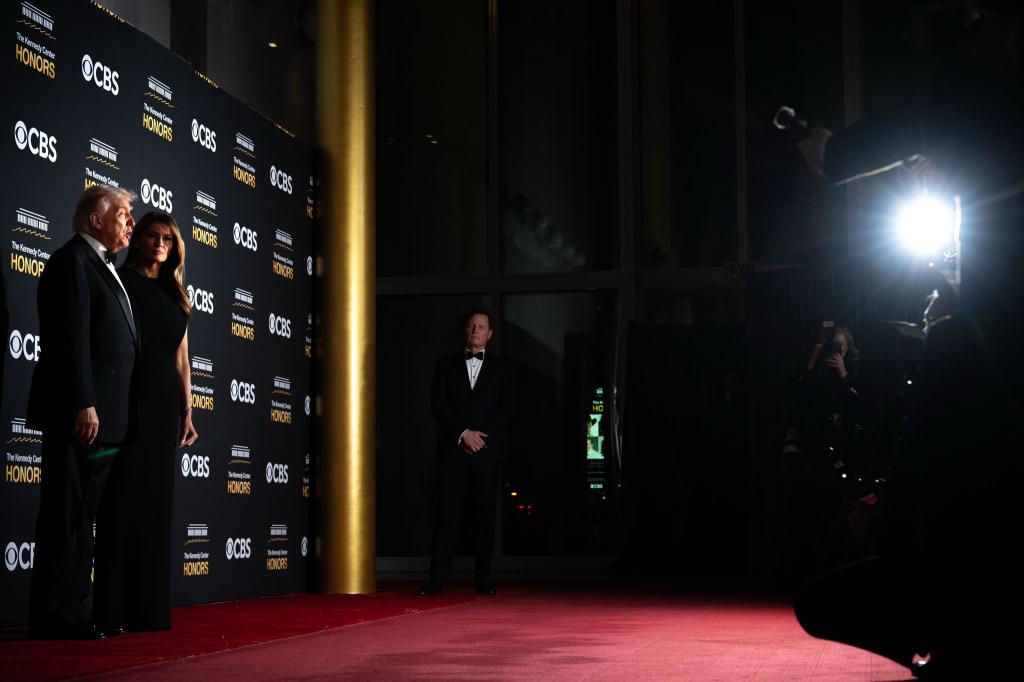 Trump hat in diesem Jahr einen Auftritt im Kennedy Center, der für einen US-Präsidenten ungewöhnlich ist. - Foto: Julia Demaree Nikhinson/AP/dpa