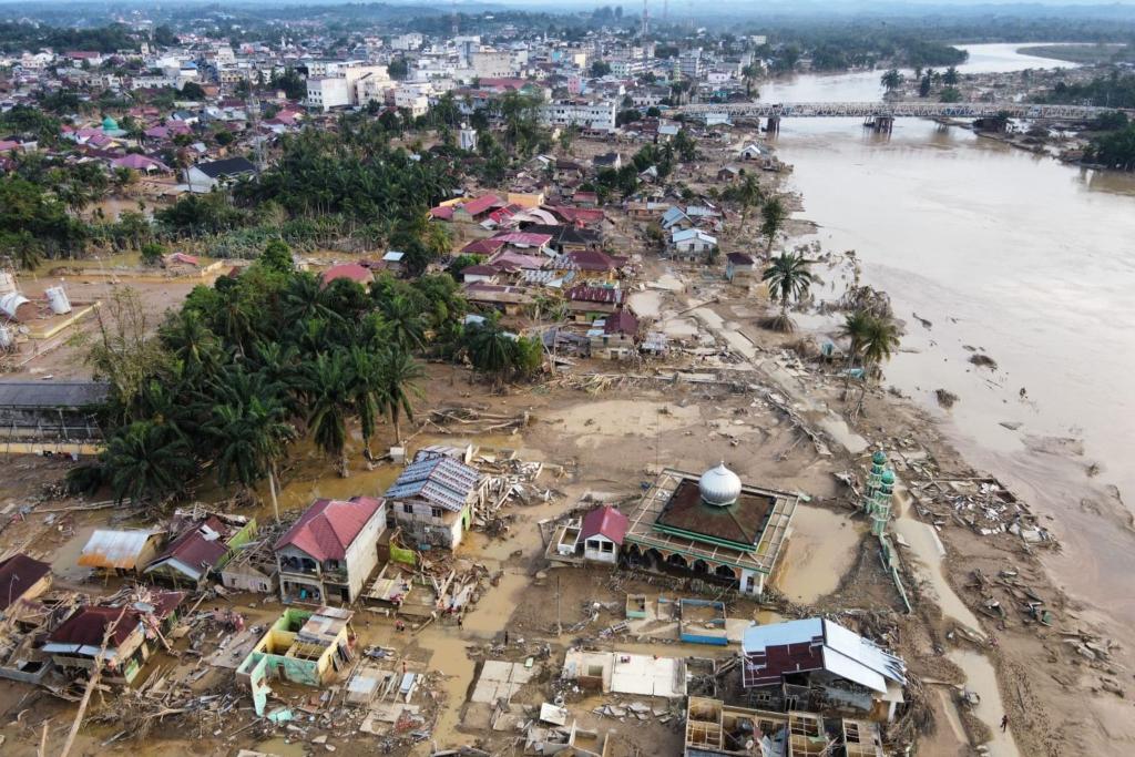 Immer mehr Menschen verlieren auf Sumatra ihre Häuser, werden vermisst oder sterben in der Flutkatastrophe, die als eine der schwersten der zurückliegenden Jahre gilt. (Archivbild). - Foto: Binsar Bakkara/AP/dpa