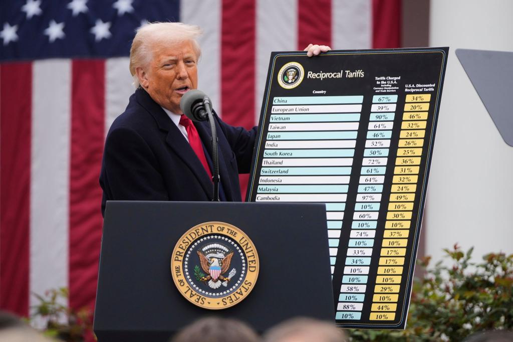 Donald Trump bei der Verkündung seiner Zölle - inzwischen hat sich die Höhe geändert, den meisten Regionen in Deutschland tun sie trotzdem weh. (Archivbild) - Foto: Mark Schiefelbein/AP/dpa