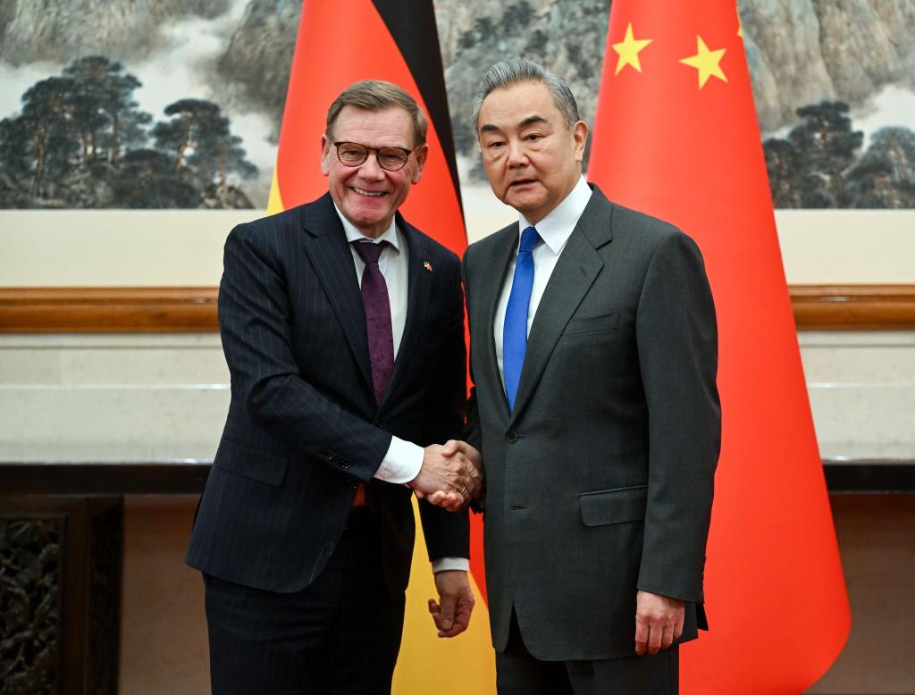 Beim Treffen von Außenminister Johann Wadephul (l., CDU) mit seinem chinesischen Kollegen Wang Yi geht es auch um Handelsbarrieren und den russischen Angriffskrieg auf die Ukraine. - Foto: Soeren Stache/dpa
