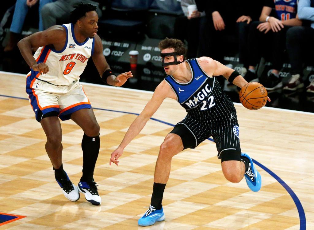 Franz Wagner (r) wird den Orlando Magic erst einmal fehlen. - Foto: John Munson/AP/dpa