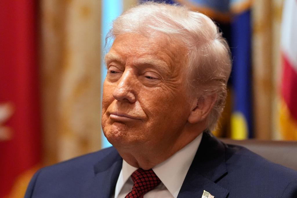 Trump stellt sich hinter seinen Verteidigungsminister Hegseth. - Foto: Alex Brandon/AP/dpa