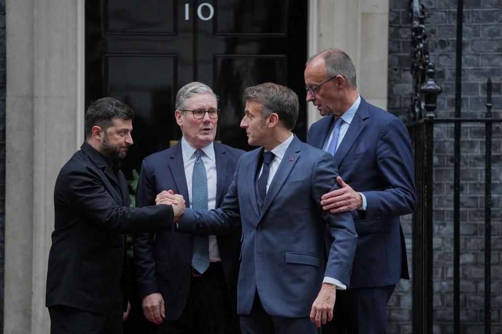 Wolodymyr Selenskyj (l-r), Präsident der Ukraine, der britische Premierminister Keir Starmer, der französische Präsident Emmanuel Macron und der deutsche Bundeskanzler Friedrich Merz reagieren nach einem Treffen vor der Tür der 10 Downing Street. - Foto: Kin Cheung/AP/dpa