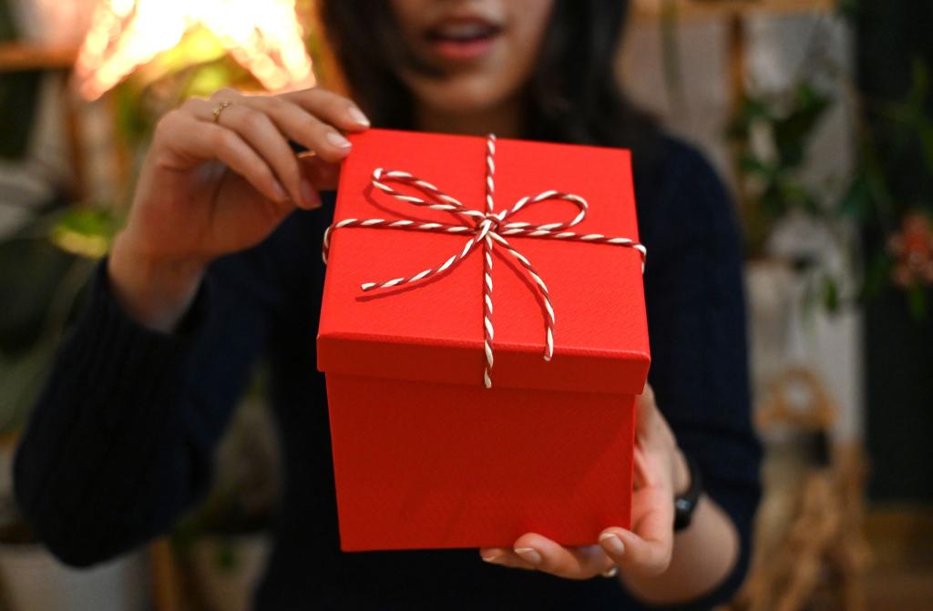 Ich schenk’ mir was: neuer Geschenke-Trend zum Fest - Foto: Elisa Schu/dpa