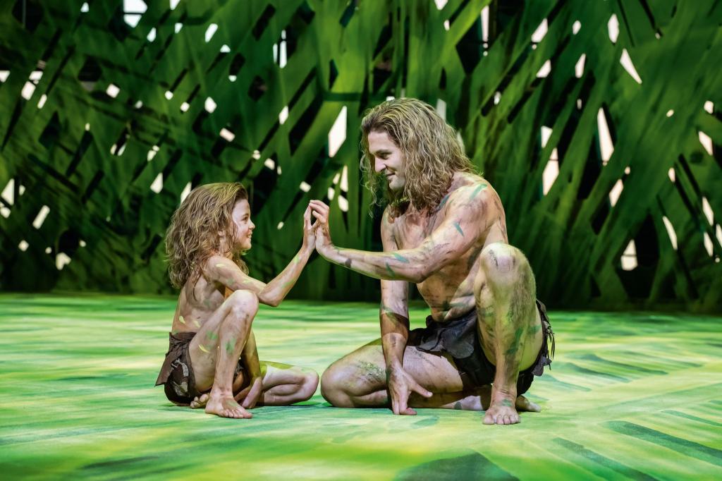 Am 19.12. stehen Vater und Sohn beim Musical «Tarzan» gemeinsam auf der Bühne. - Foto: Johan Persson/Stage Entertainment/dpa