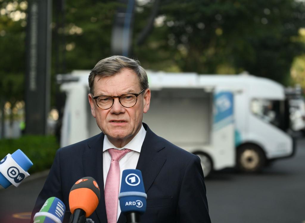 Außenminister Johann Wadephul (CDU) äußert sich zum Abschluss seines Besuchs in China auf eine Frage hin auch zu den Verhandlungen über eine Friedenslösung in der Ukraine. - Foto: Soeren Stache/dpa