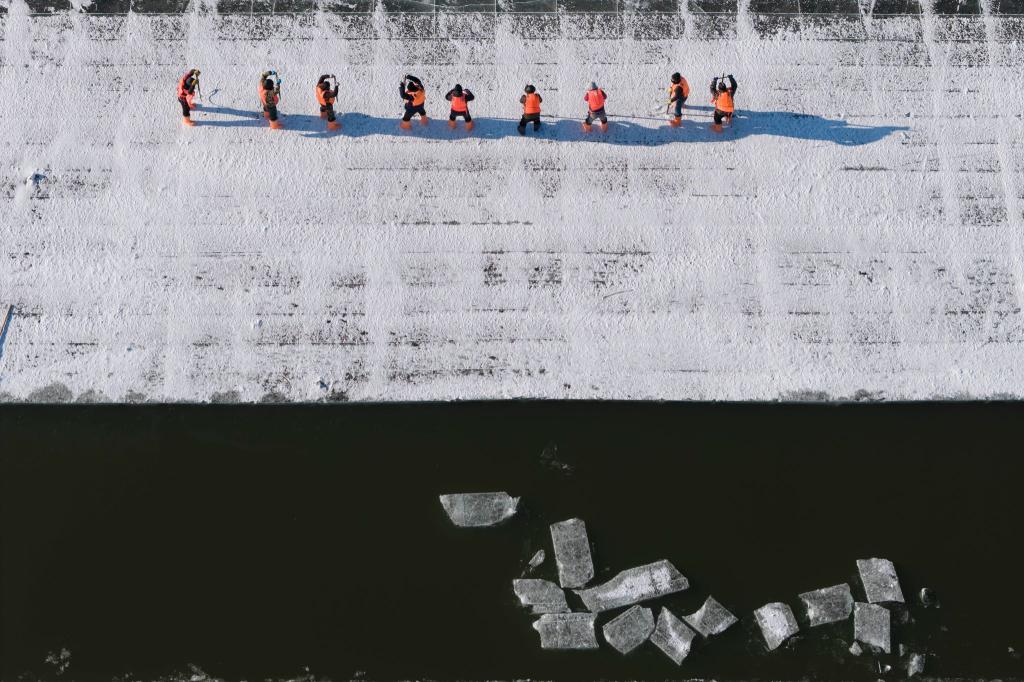 Songhua-Fluss in Harbin: Eissammlung für den Bau von Winterattraktionen. - Foto: Zhang Tao/XinHua/dpa