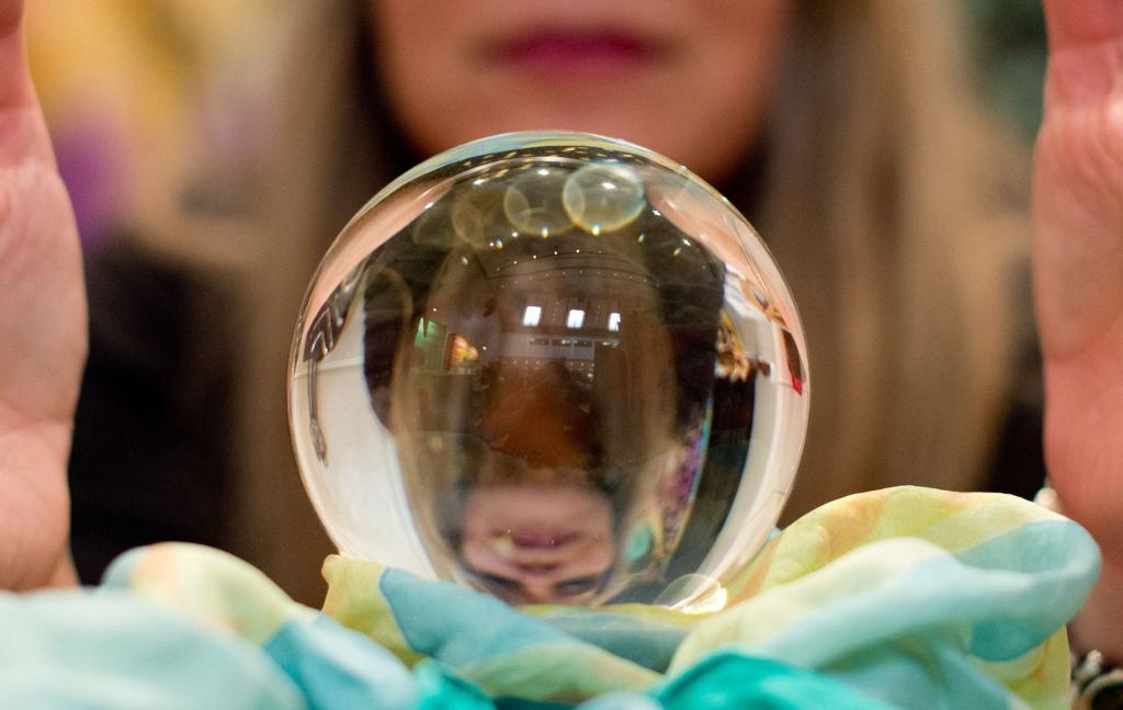 Wahrsager hatten auch 2025 nur wenige Treffer. (Archivbild) - Foto: Sebastian Kahnert/dpa