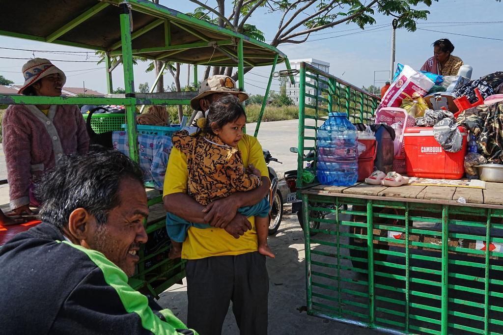 Kambodschaner aus den Dörfern nahe der Grenze zu Thailand sind erneut auf der Flucht. - Foto: Heng Sinith/AP/dpa
