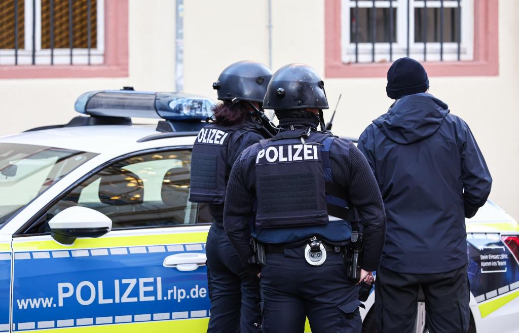 In einer Berufsschule in Osnabrück ist ein Amokalarm ausgelöst worden. (Symbolbild) - Foto: Hannes P Albert/dpa