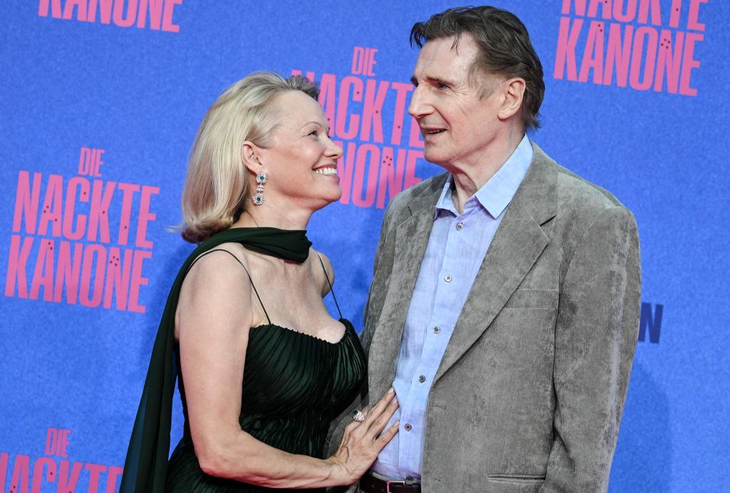 Pamela Anders und Liam Neeson bei Pressetermin für «Die nackte Kanone». (Archivbild) - Foto: Jens Kalaene/dpa