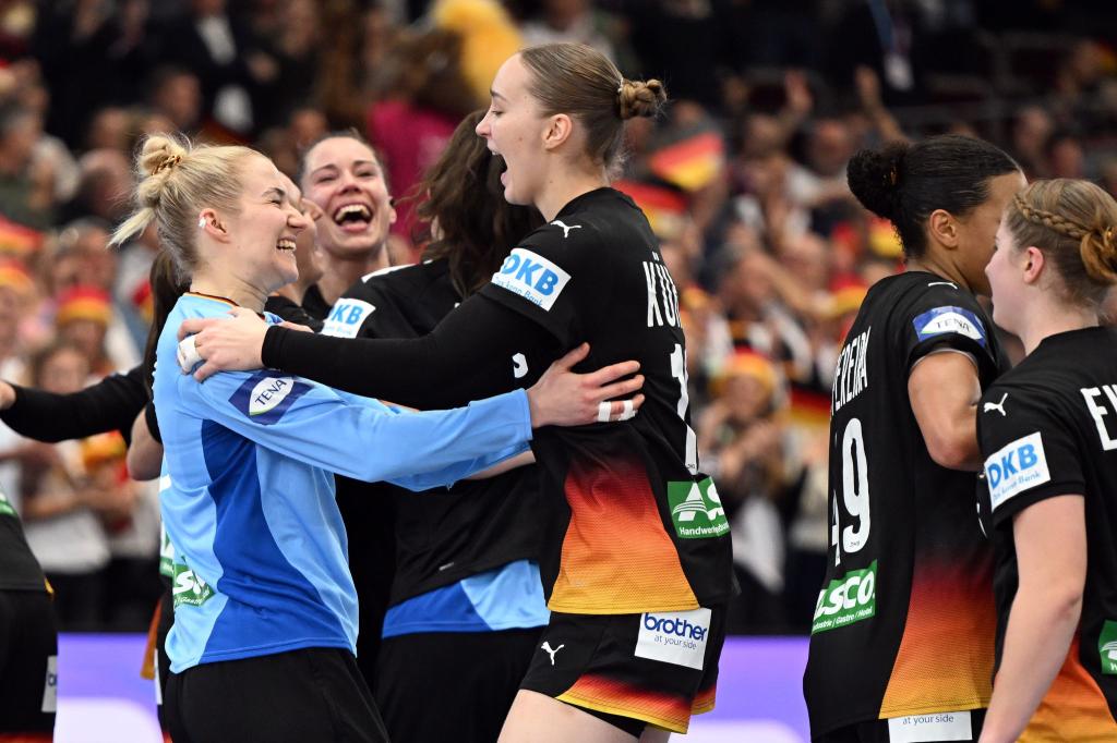 Die deutschen Handballerinnen bejubeln ihren Halbfinaleinzug. - Foto: Federico Gambarini/dpa
