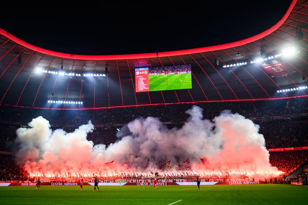 Nach der Pause zündeten die Bayern-Fans in der Südkurve massiv Pyrotechnik. - Foto: Tom Weller/dpa