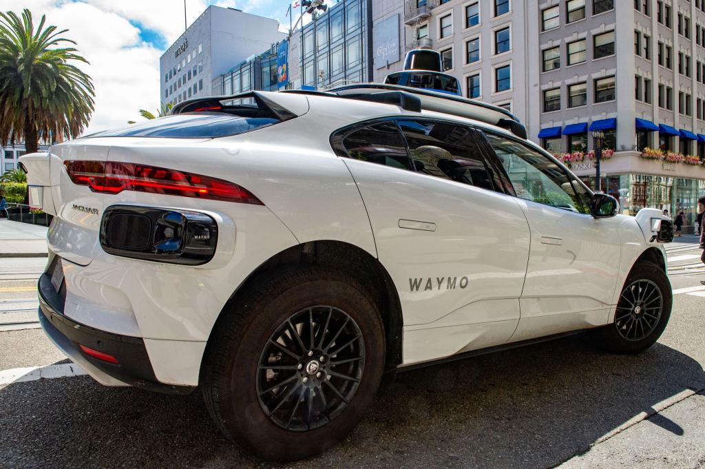 Die Robotaxis von Waymo gehören in San Francisco zum Stadtbild. (Archivbild) - Foto: Andrej Sokolow/dpa