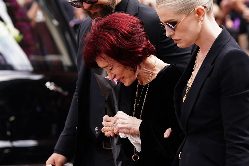 Sharon Osbourne (links) hat sich zu Warnungen von Ozyy Osbournes Ärzten kurz vor dessen letzter Show geäußert. (Archiv) - Foto: Jacob King/PA Wire/dpa