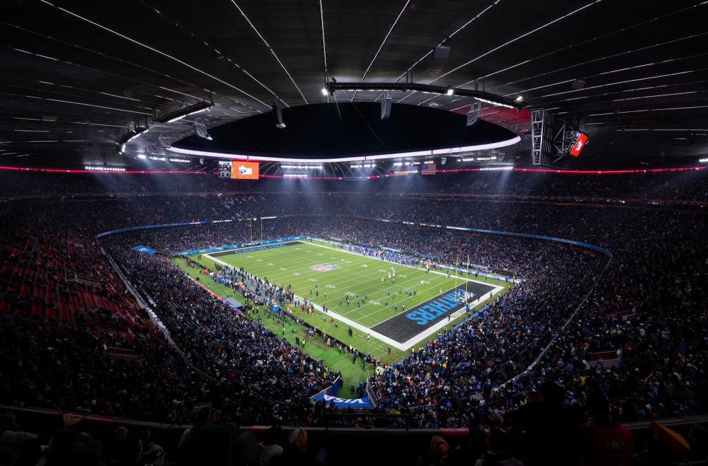 Die NFL kehrt 2026 wieder mit einem Gastspiel in die Münchner Allianz Arena zurück. (Archivbild) - Foto: Sven Hoppe/dpa