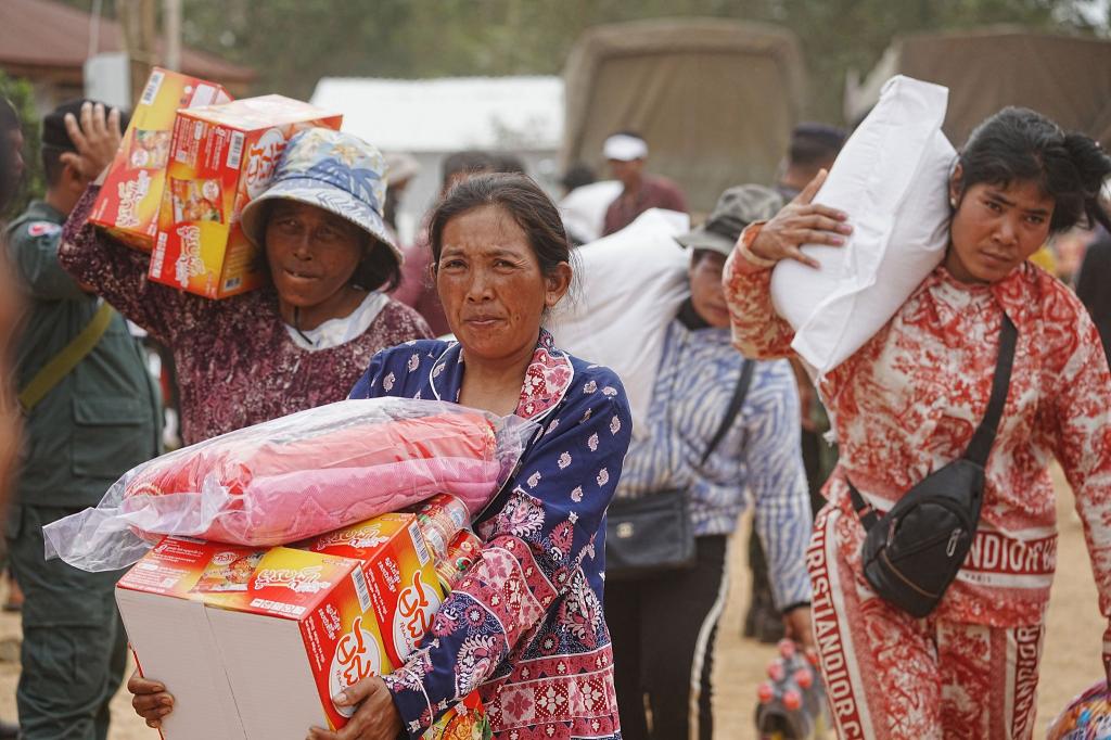 Evakuierte haben in der Provinz Oddar Meanchey im Norden Kambodschas Lebensmittel erhalten. - Foto: Heng Sinith/AP/dpa