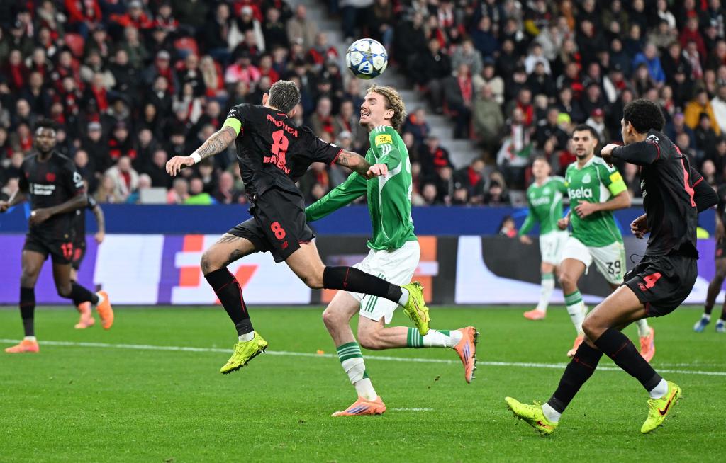 Leverkusens Robert Andrich hatte maßgeblichen Anteil am 1:0-Eigentor. - Foto: Federico Gambarini/dpa