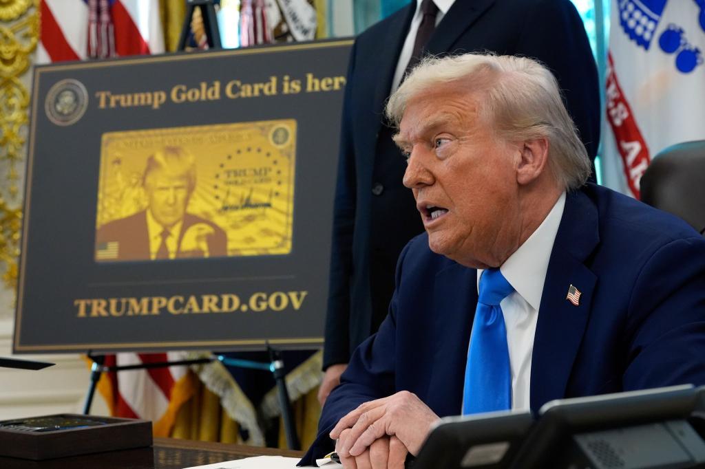 Das Konterfei des Präsidenten ist auch auf der «Trump Gold Card» zu sehen. - Foto: Alex Brandon/AP/dpa