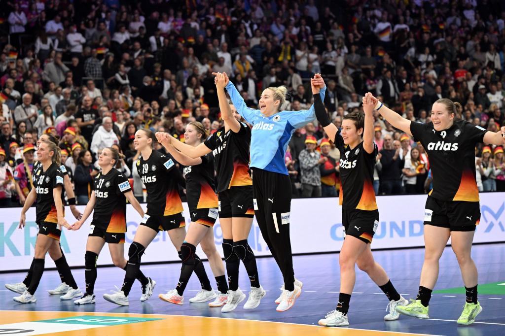 Noch ein Sieg trennt die deutschen Handballerinnen von einer WM-Medaille. - Foto: Federico Gambarini/dpa