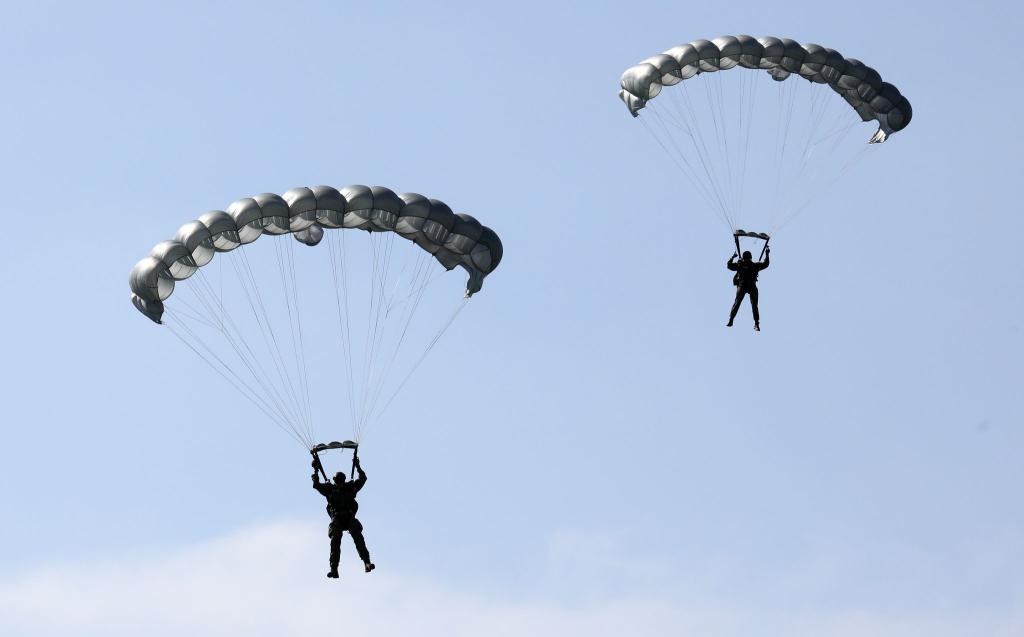 Schockierende Augenblicke erlebte eine Gruppe von Fallschirmspringern in Australien, doch am Ende ging alles glimpflich aus. (Symbolbild) - Foto: Bernd Wüstneck/dpa-Zentralbild/dpa