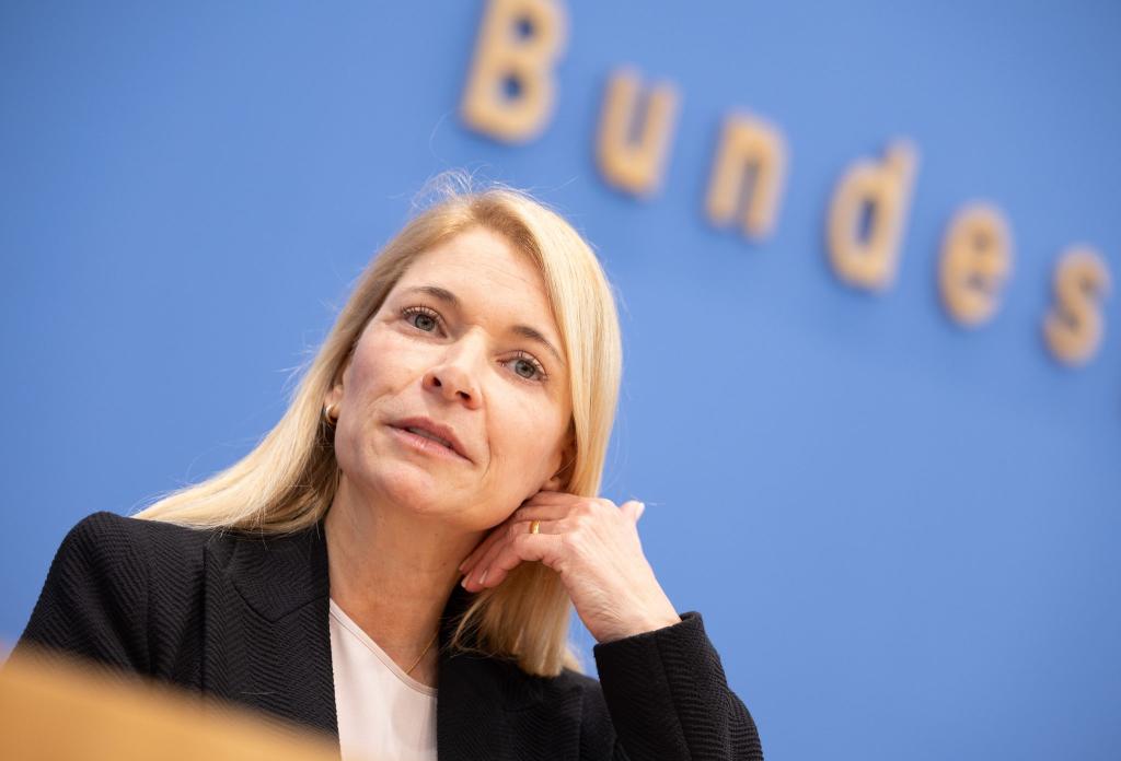 Will den Konzern vom Kopf auf die Füße stellen: Die neue Bahnchefin Evelyn Palla. (Archivbild) - Foto: Andreas Gora/dpa