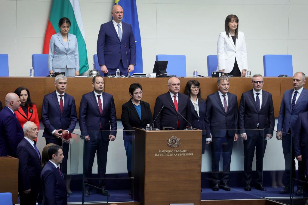 Unter dem Druck von Straßenprotesten ist die Regierung von Bulgariens Ministerpräsident Rossen Scheljaskow zurückgetreten. - Foto: Valentina Petrova/AP/dpa