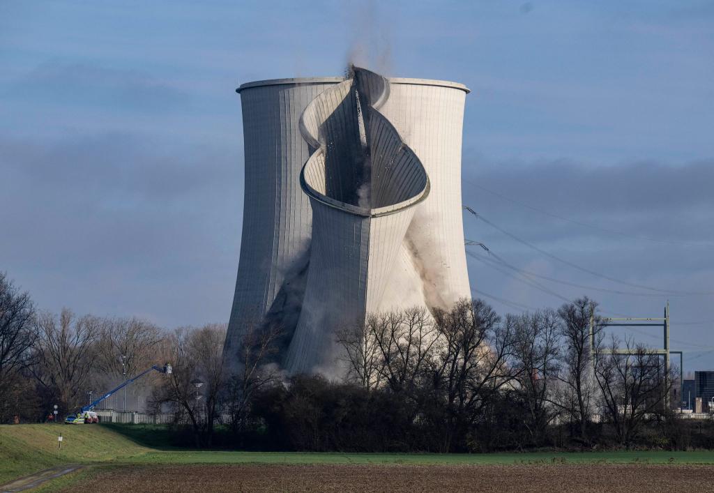 Abgerissen: Der Kühlturm von Block B im ehemaligen Atomkraftwerk Biblis fällt in sich zusammen, nachdem er mit Spezialgeräten destabilisiert worden war. - Foto: Boris Roessler/dpa