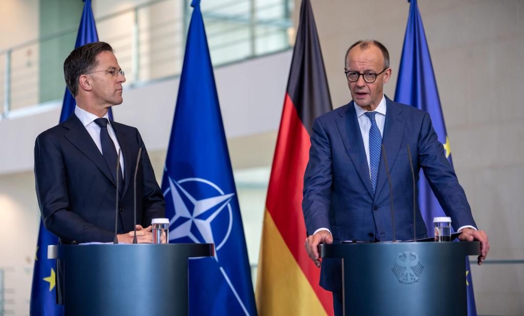 Kanzler Merz und Nato-Generalsekretär Rutte treten gemeinsam vor die Presse. - Foto: Michael Kappeler/dpa