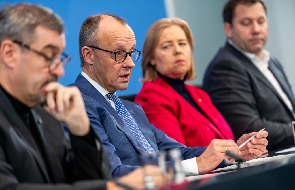 Die Koalitionsspitzen präsentieren nach nächtlichen Beratungen Ergebnisse. - Foto: Michael Kappeler/dpa