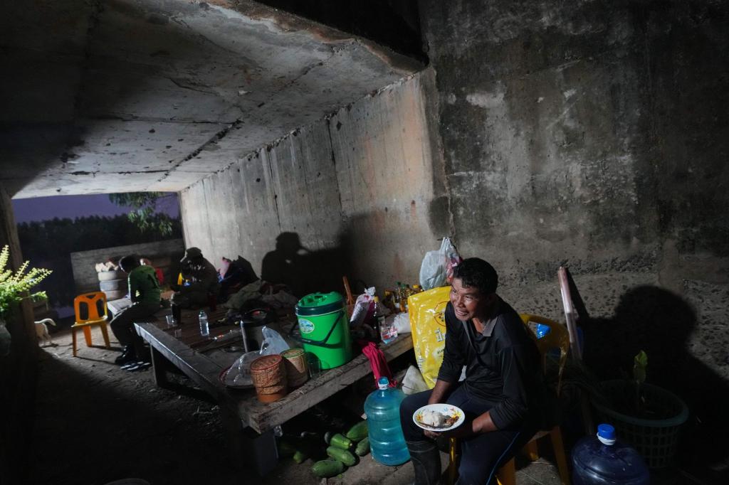 Thailändische Einwohner suchen Schutz vor Kämpfen an der Grenze zu Kambodscha in einem Schutzraum. (Foto aktuell) - Foto: Sakchai Lalit/AP/dpa
