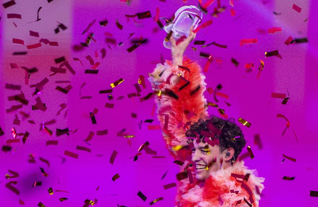 Wegen der voraussichtlichen Teilnahme Israels am nächsten Eurovision Song Contest gibt der Schweizer ESC-Star Nemo den Pokal für seinen Sieg im Jahr 2024 zurück. (Archivbild) - Foto: Jens Büttner/dpa
