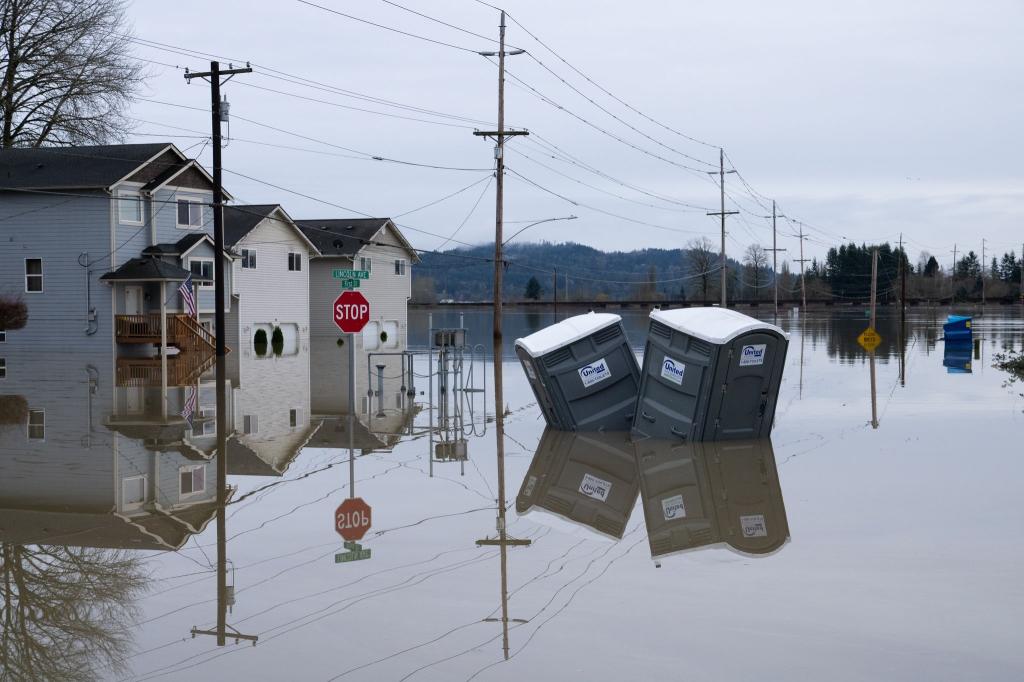 Starkregen setzt Landstriche im US-Bundesstaat Washington unter Wasser. - Foto: Stephen Brashear/AP/dpa