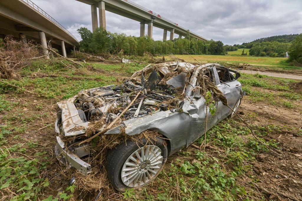 Künftig sollen aus schrottreifen Autos und anderen Fahrzeugen mehr Rohstoffe gewonnen werden. (Symbolbild) - Foto: Thomas Frey/dpa