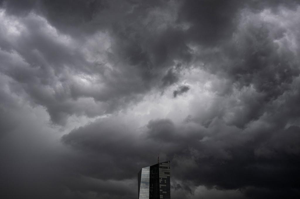 Die Bankenaufsicht der Europäischen Zentralbank (EZB) nimmt regelmäßig die Krisenfestigkeit großer Banken im Euroraum unter die Lupe. (Symbolbild) - Foto: Boris Roessler/dpa