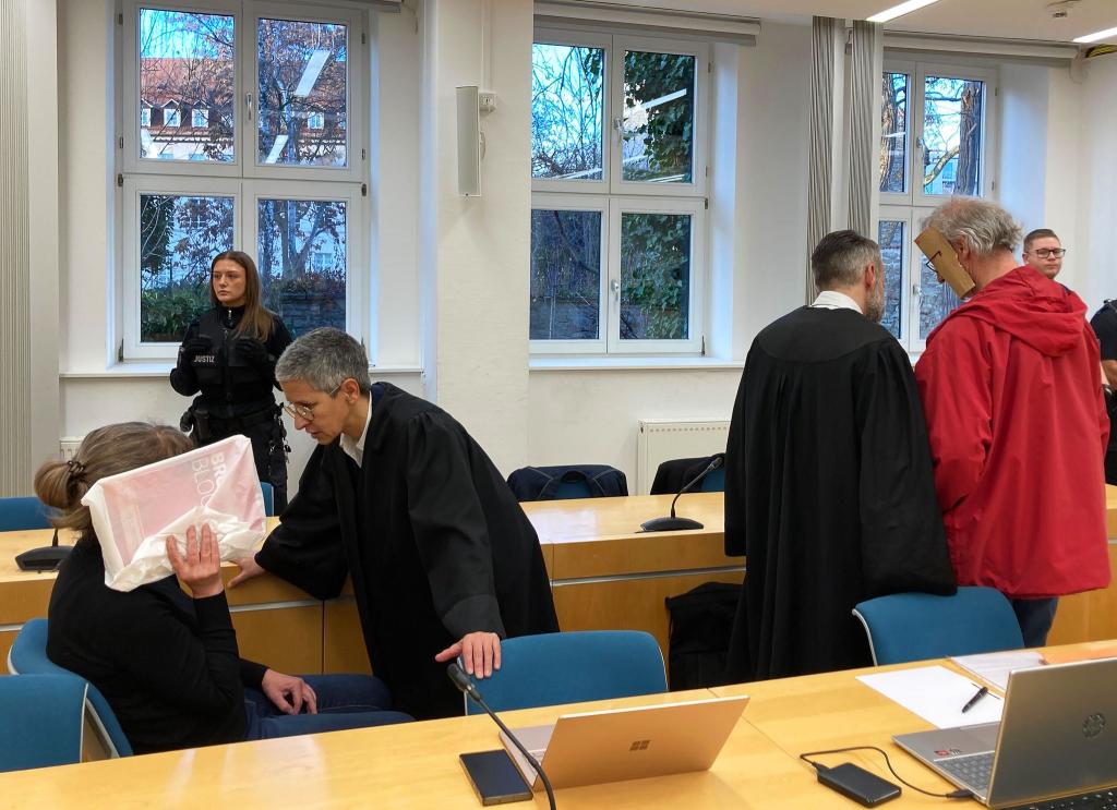 Eine Frau und ein Mann sind am Landgericht Erfurt angeklagt, weil sie eine junge Frau nackt in eine Holzkiste gesperrt haben sollen. - Foto: Marie Frech/dpa