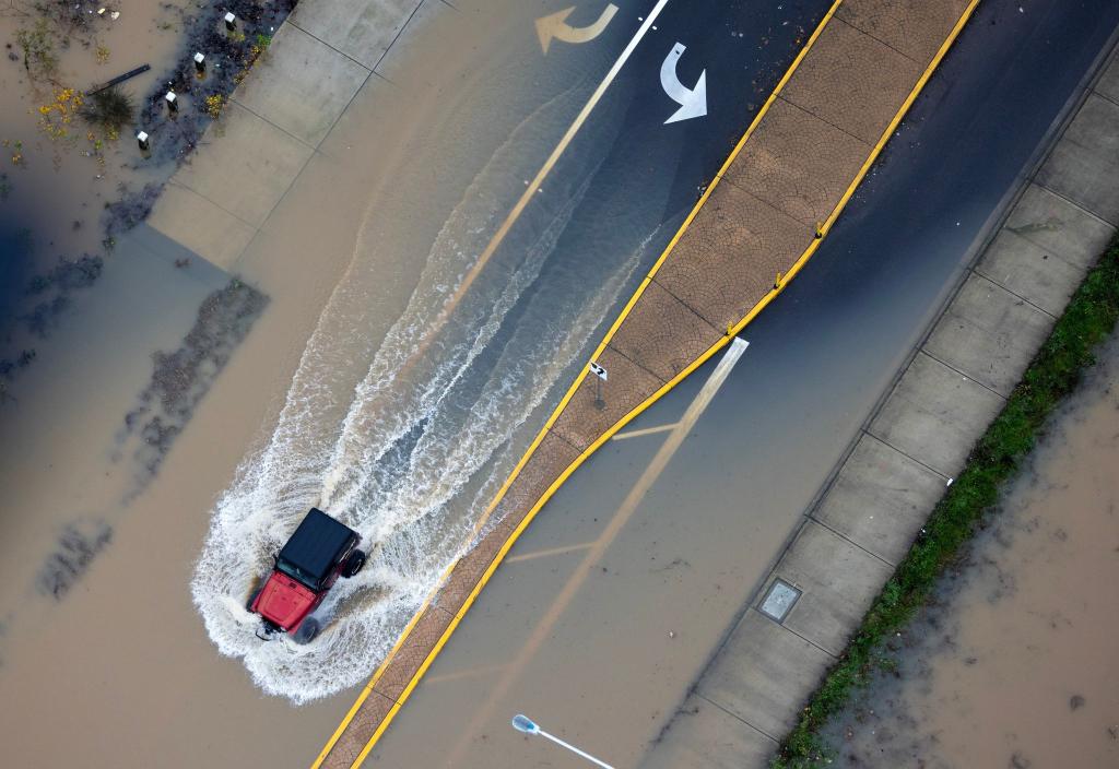 Dutzende Flüsse sind über die Ufer getreten, Straßen und Felder sind überschwemmt. - Foto: Nick Wagner/The Seattle Times/AP/dpa