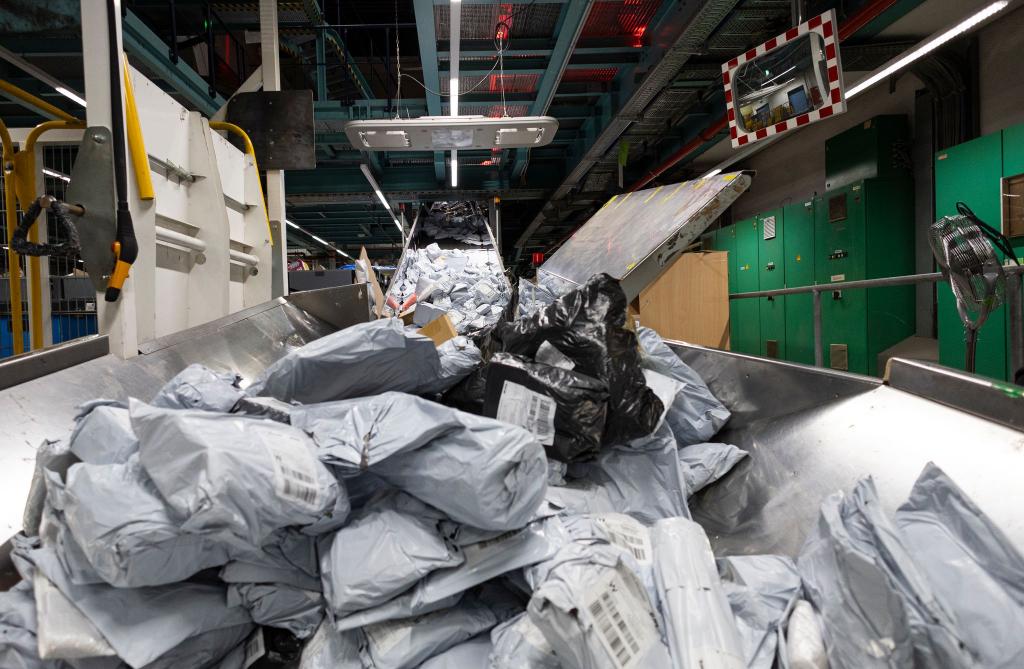 Ob günstige Produkte durch die neuen Vorgaben der EU teurer werden, dürfte abzuwarten bleiben. - Foto: Hannes P Albert/dpa