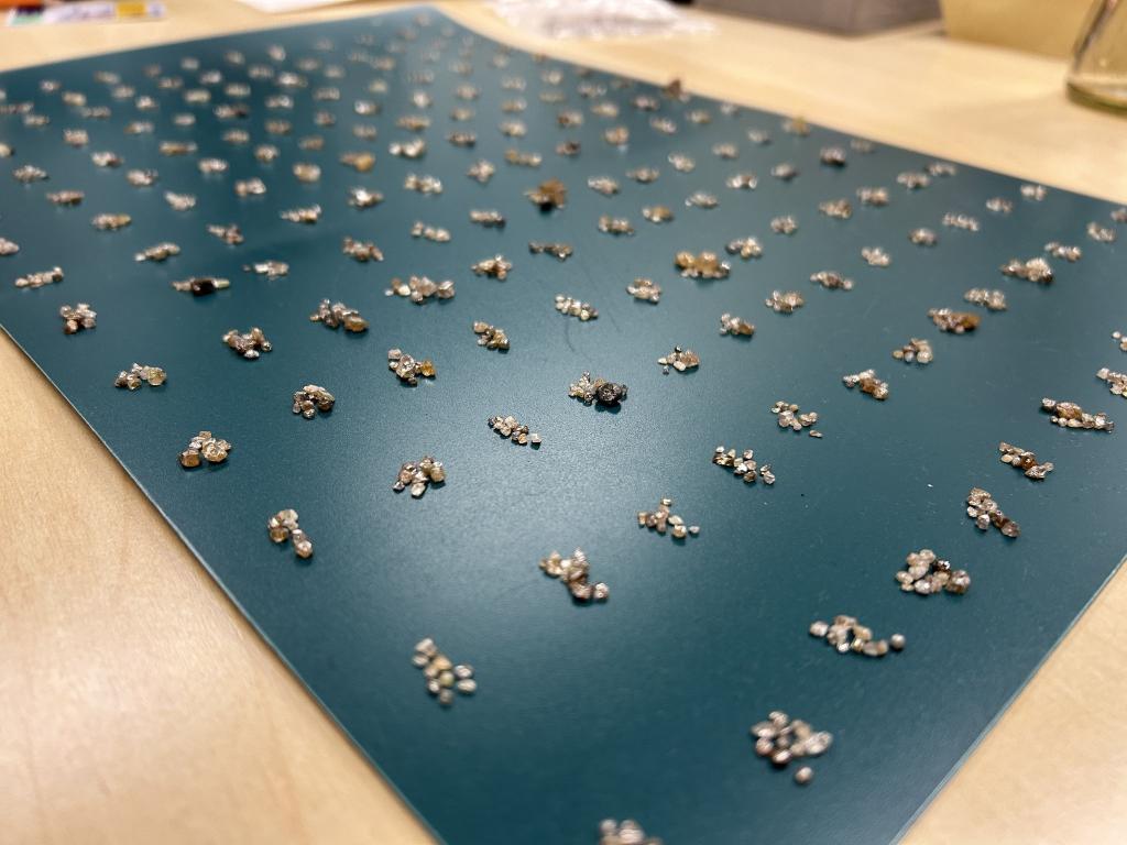 Die Rohdiamanten wurden bei der Einreise entdeckt. (Handout) - Foto: -/Zollfahndungsamt Frankfurt am Main/dpa