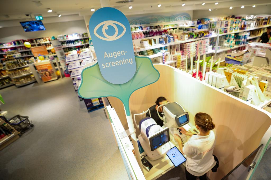 In einigen dm-Filialen kann man jetzt ein Augenscreening machen lassen. (Archivbild) - Foto: Christoph Reichwein/dpa