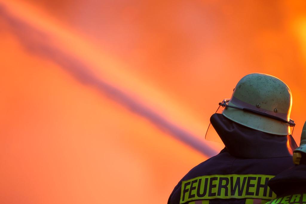 Es hat gebrannt an einem Zug - die Feuerwehr half dabei, dass niemand zu Schaden kam. - Foto: Christoph Reichwein/dpa
